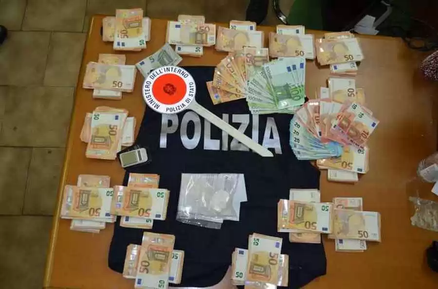 caserta-sequestro-droga-soldi-arrestato-spacciatore
