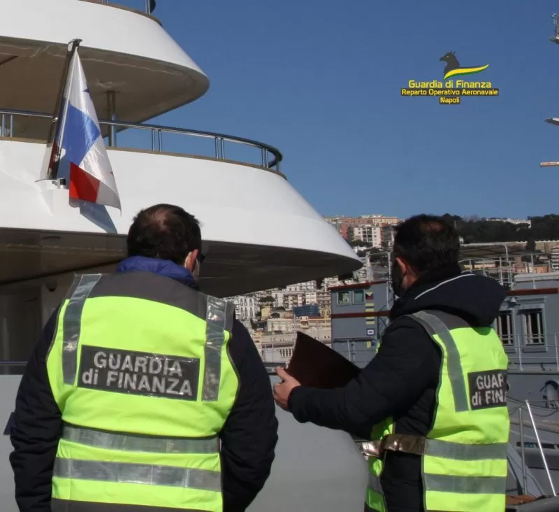 sequestro-yacht-campania-ghost-flag