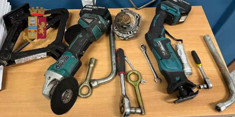 Napoli sorpresi arnesi scasso 22 febbraio