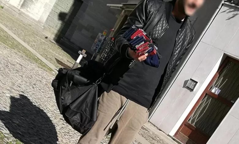 napoli-controlli-movida-venditore-calzini-capodichino
