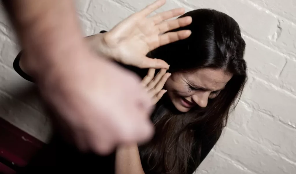 camposano picchia moglie figlia arrestato