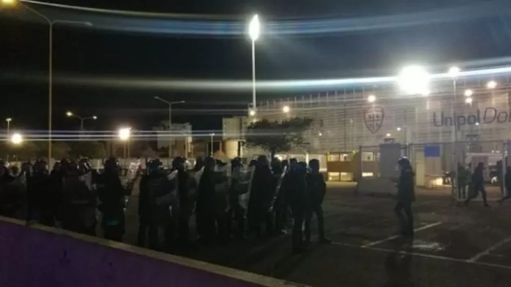cagliari napoli scontri stadio carica polizia
