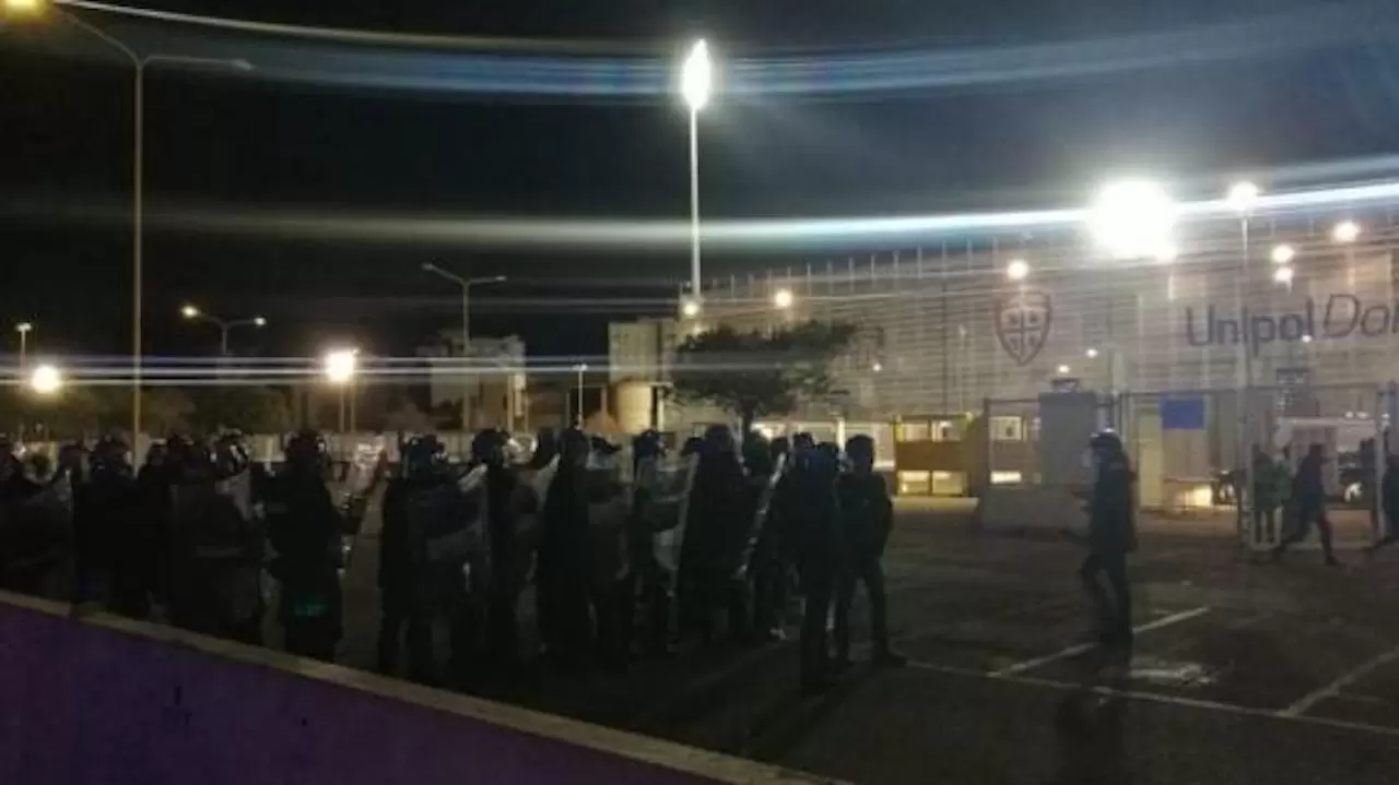 cagliari napoli scontri stadio carica polizia