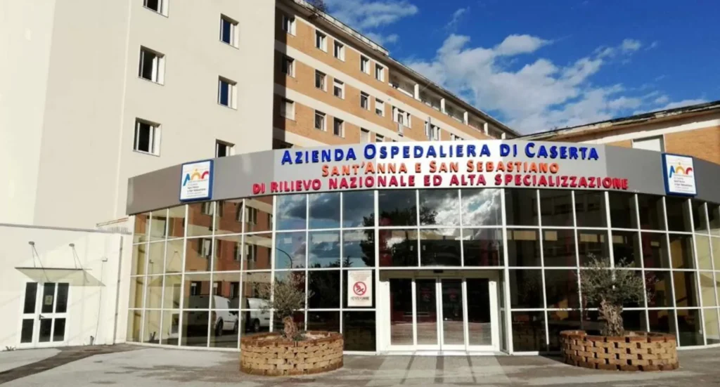 ospedale caserta ruba bisturi minaccia suicidio 9 febbraio