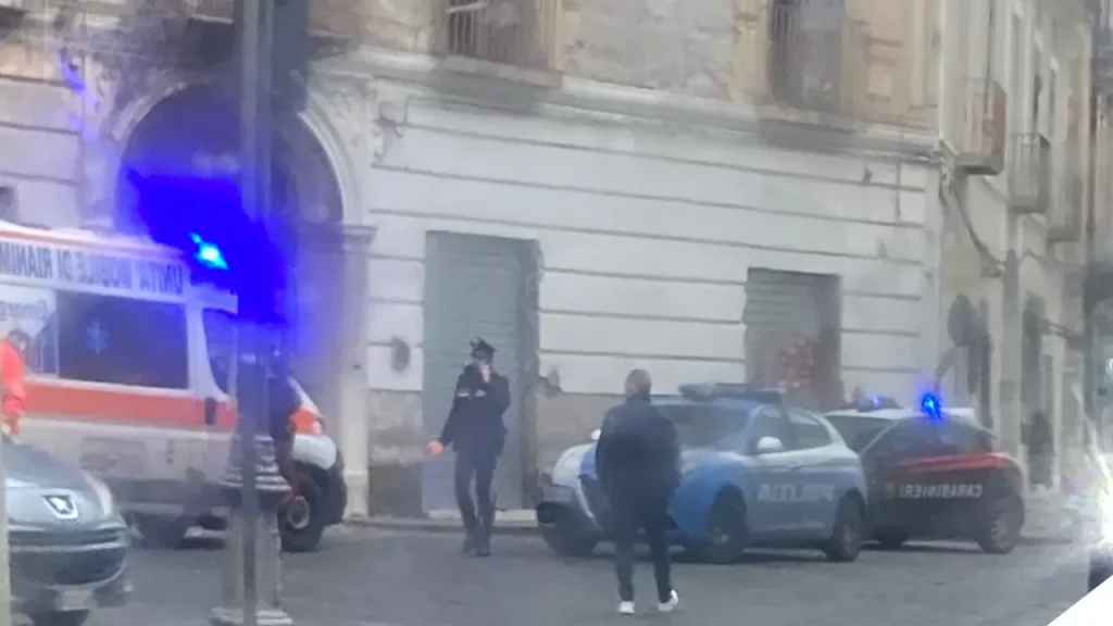 minaccia passanti barrica casa 21 febbraio