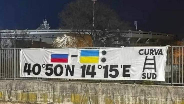 striscione-verona-napoli-tifosi-bandiere-ucraina-russia-coordinate-cosa-significa