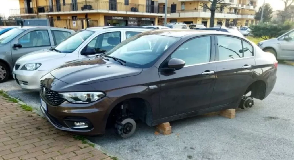 furto pneumatici san nicola la strada 13 marzo