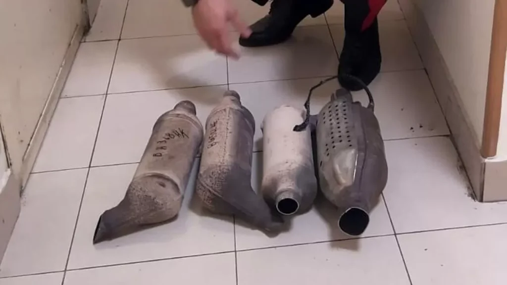 mugnano-arrestato-ladro-marmitte-moglie-figlio