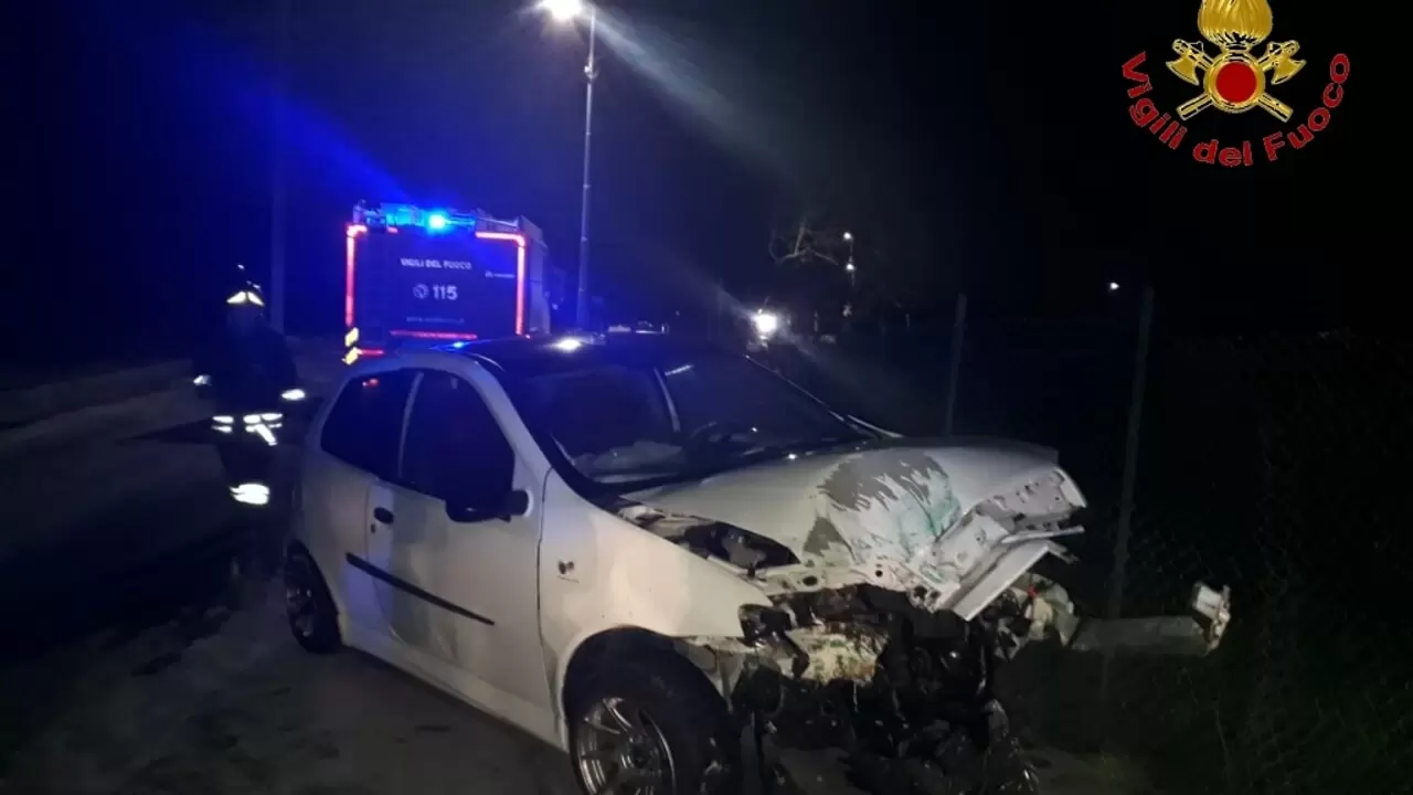 incidente carpignano auto palo luce
