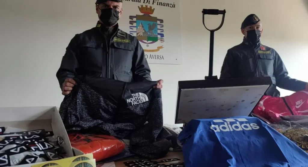 orta atella sequestro vestiti falsi 22 marzo