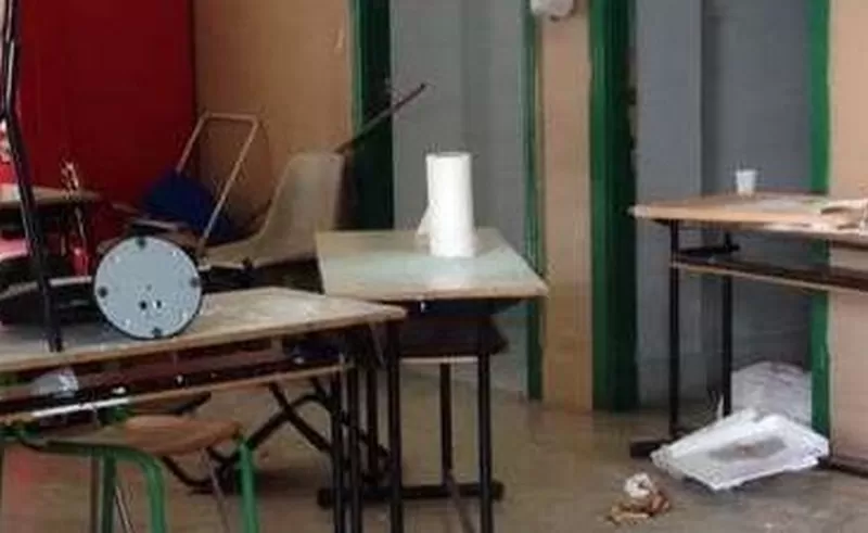 vandali scuola Mondragone 5 marzo
