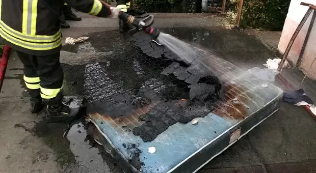 Sant’Agata de Goti incendio materasso