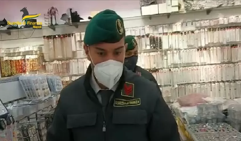 napoli-sequestro-prodotti-falsi-16-aprile