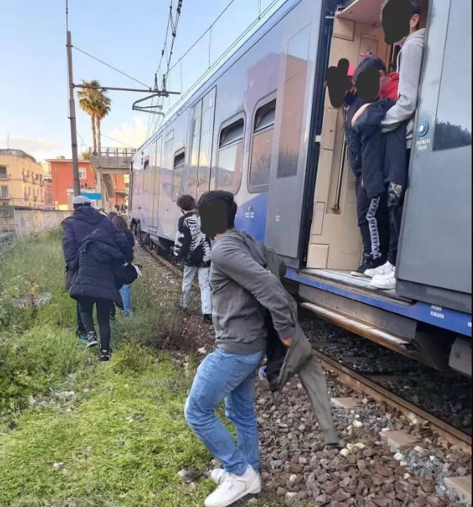 pozzuoli treno si ferma passeggeri binari