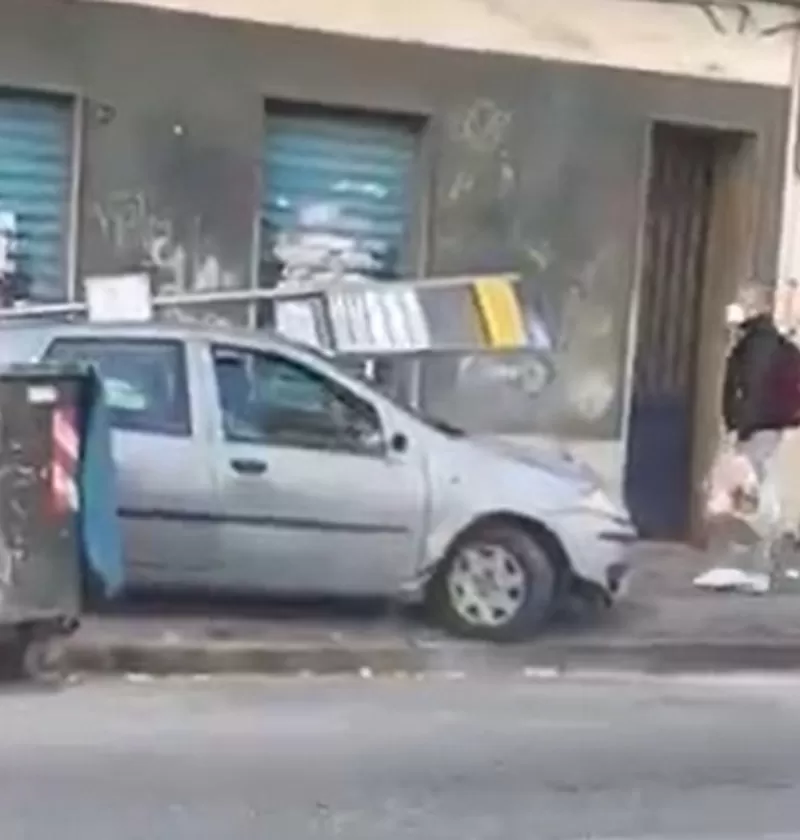 Chiaiano carica palina bus auto
