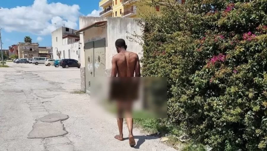casaluce-ragazzo-nudo-strada-numeri-giocare-smorfia