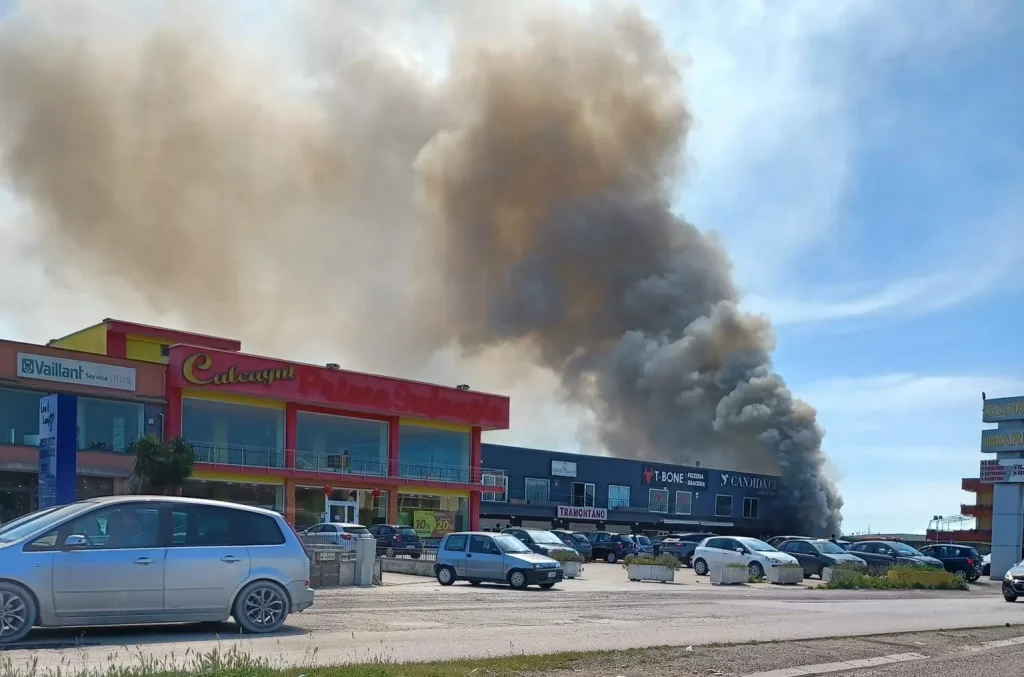 incendio-maddaloni-negozio-bomboniere-danni
