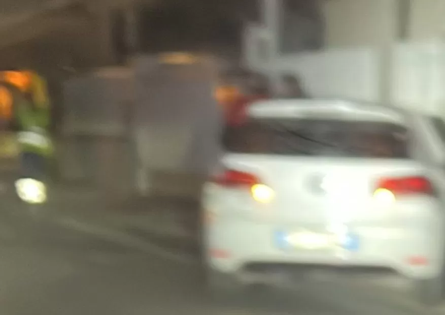 auto contro cancello autolavaggio San Felice a Cancello