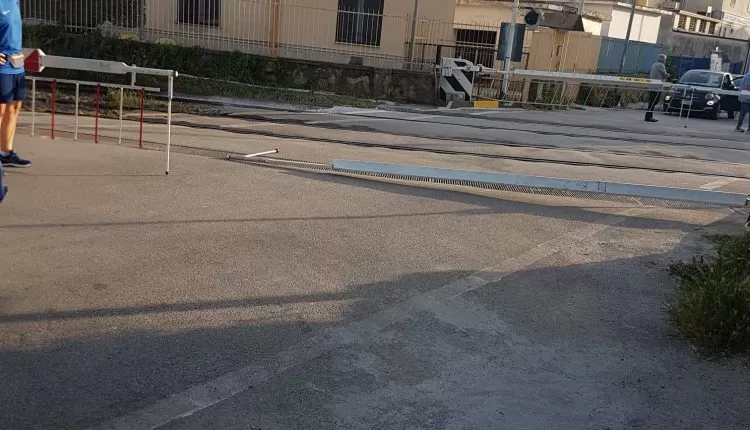 Cade sbarra passaggio livello