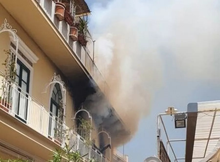 incendio-capri-oggi-10-maggio-via-Camerelle