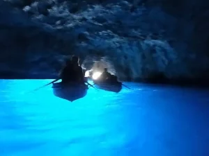 entrano-grotta-azzurra-capri-turisti-denunciati