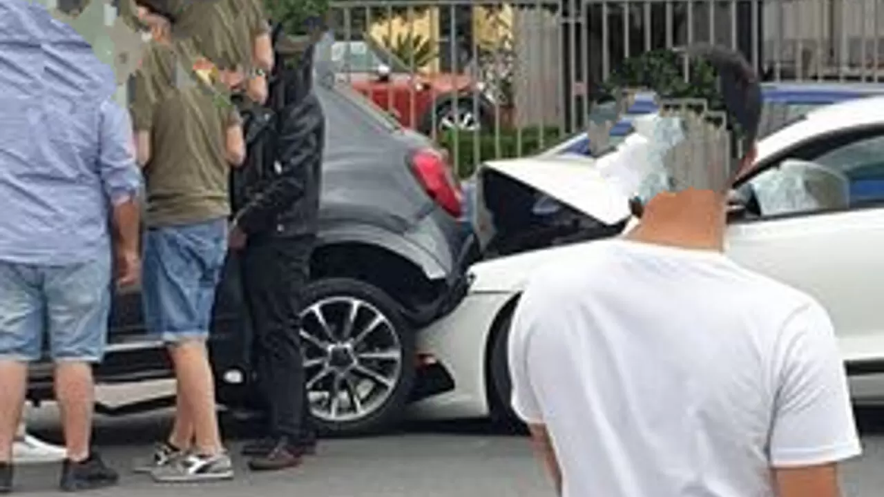 maddaloni si schianta contro auto parcheggiata