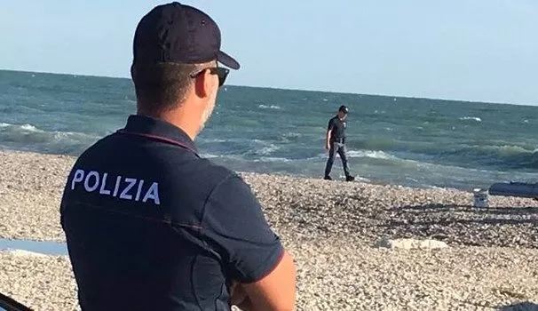Napoli-spiaggia-manganello