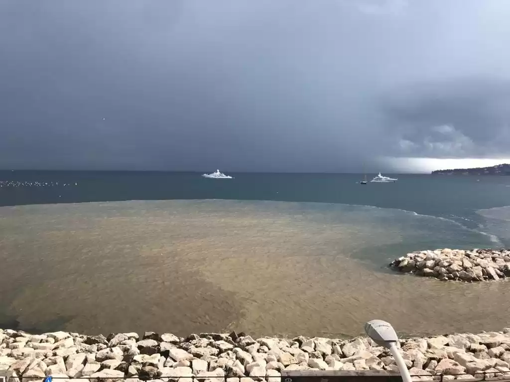 maltempo-napoli-acqua-marrone-mare-via-partenope