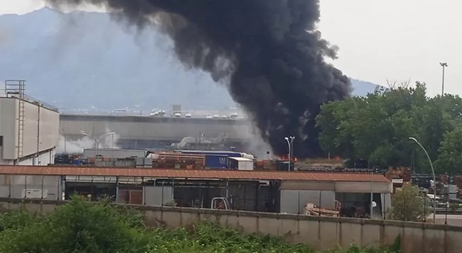 Incendio a Pomigliano d'Arco, fiamme nello stabilimento Stellantis
