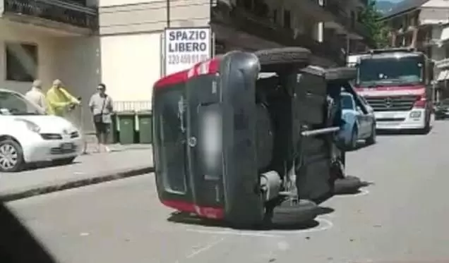incidente-avellino-via-circumvallazione-auto-ribaltata