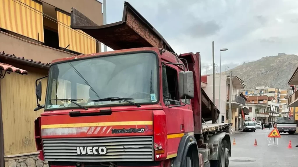 mondragone camion trancia fili elettricità