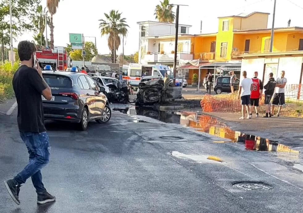 Giugliano incendio auto scontro morto ragazzo