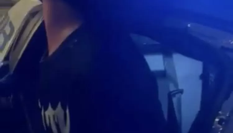 Aversa, ragazzo arrestato sfonda a calci il vetro della volante della Polizia | Il video