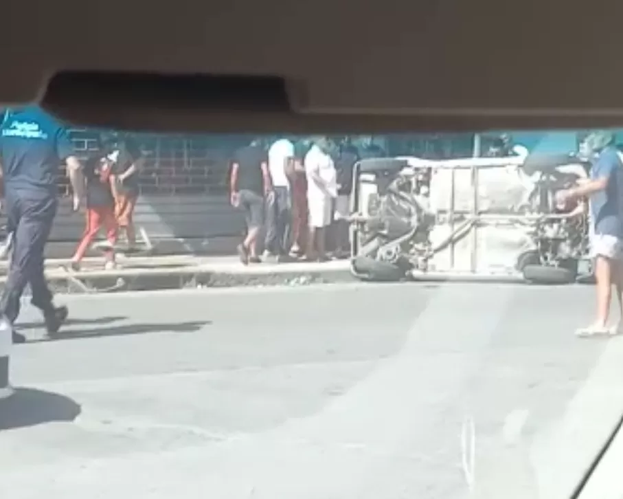 mondragone auto si ribalta