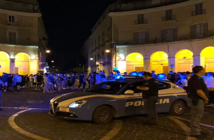 padre difende figlio spranga