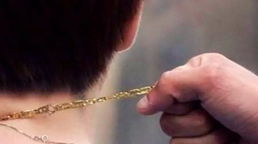 pozzuoli-rapina-anziana-arrestato-ragazzo-collane-orecchino