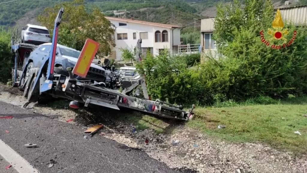 incidente bisarca autotreno strada statale ofantina