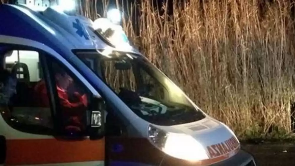 incidente baia domizia auto contro siepe