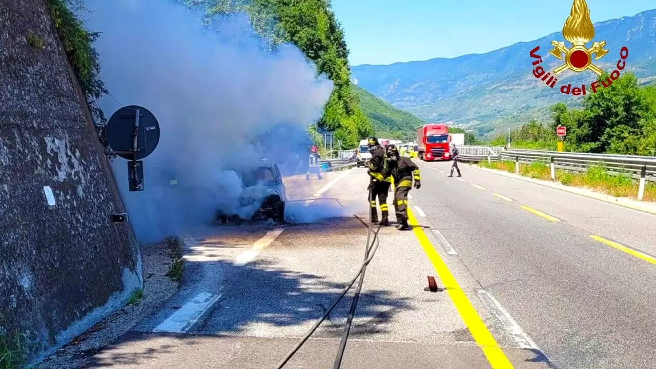 incendio auto a16