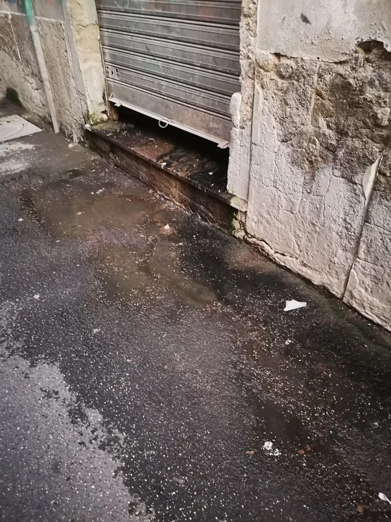barra acque fognarie sversate strada