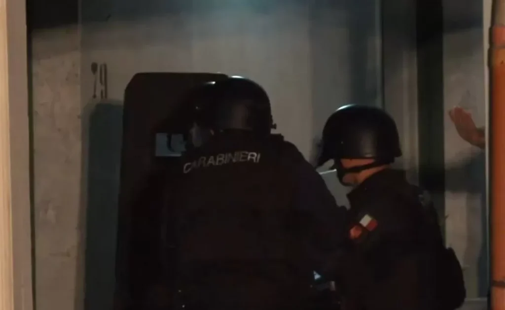 bacoli spara moglie irruzione carabinieri