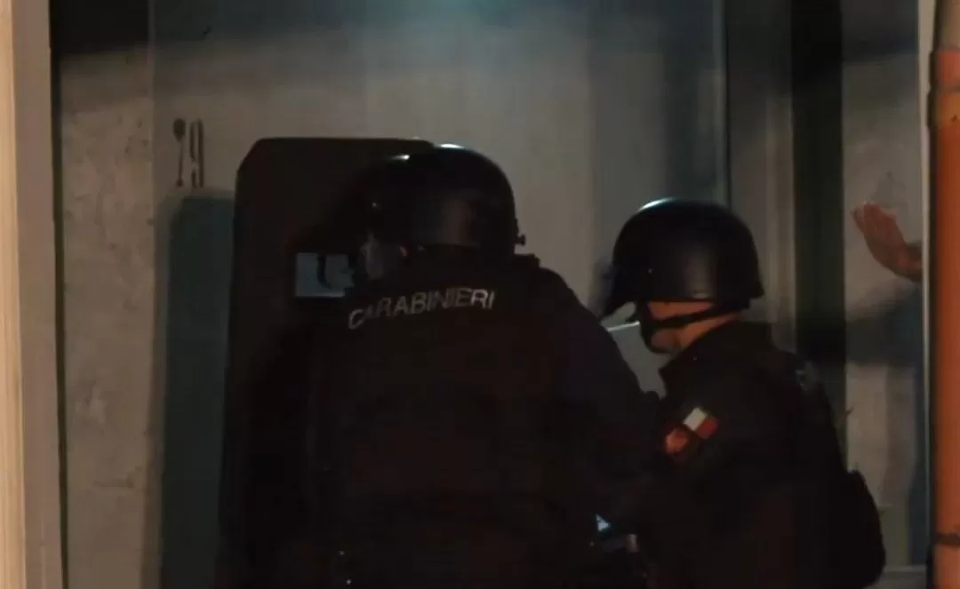 bacoli spara moglie irruzione carabinieri
