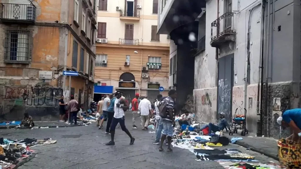 piazza garibaldi rifiuti senzatetto