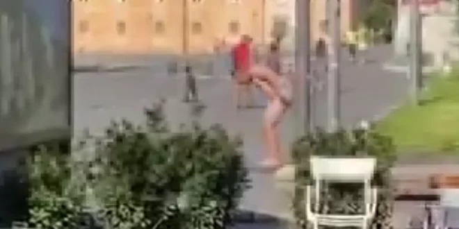 caserta uomo nudo bidet reggia