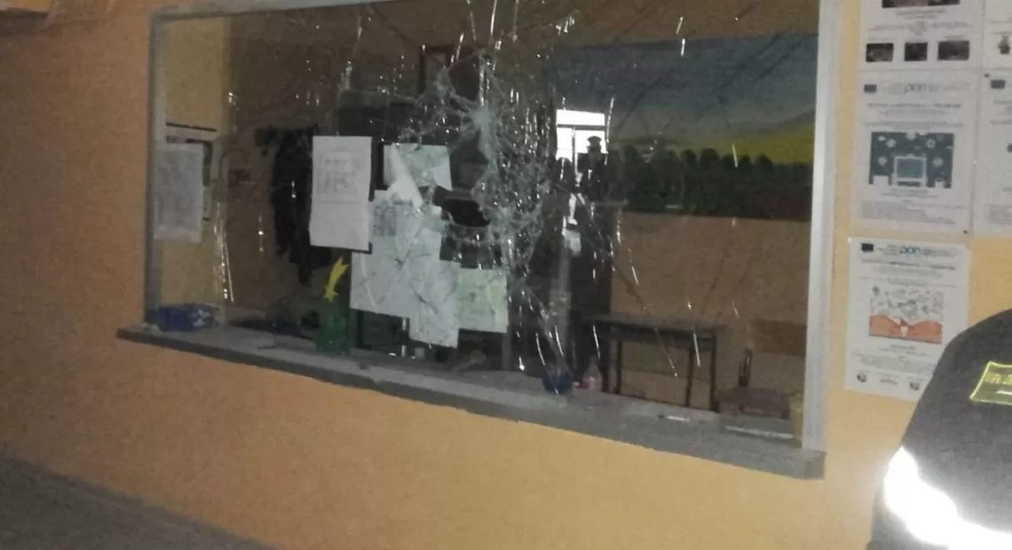 maddaloni vandali scuola