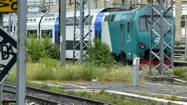 cancello uccidersi investire treno
