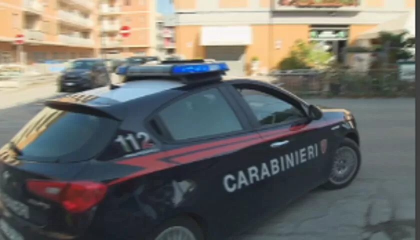 napoli seguivano ragazza coltello