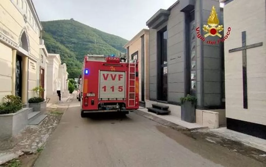 san-felice-cancello-donna-caduta-loculo-cimitero