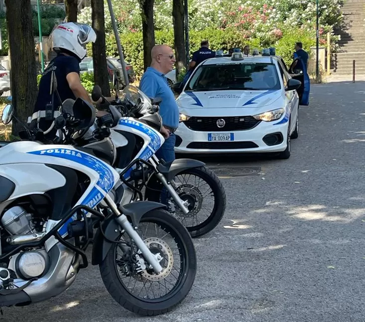 napoli-agenti-polizia-locale-aggrediti-centauro-piazza-bovio