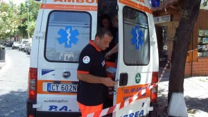 ischia ambulanza non passa sedie tavoli